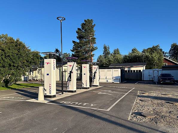 Derweil kann man an der Schnellladesäule im Ort laden