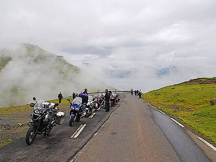 Gruppe Motorräder in den Westfjorden in den Wolken auf Island