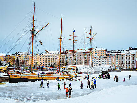Winter in Helsinki: Schlittschuhläufer am Hafen