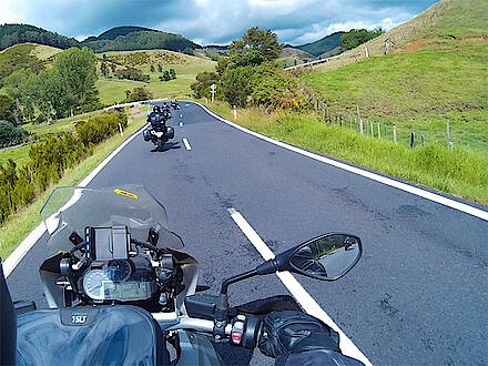 Motorräder unterwegs auf kurvigen Straßen: Kurvenspaß in Neuseeland mit Feelgood Reisen