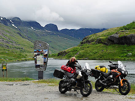 Motorräder am See in Norwegen