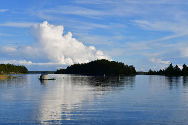 Wolkenberge am Saimaa-See in Finnland im Sommer