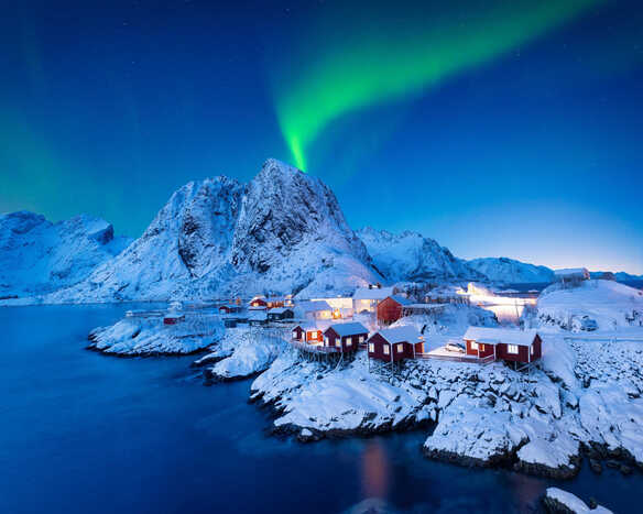 Polarlichter über den verschneiten Lofoten