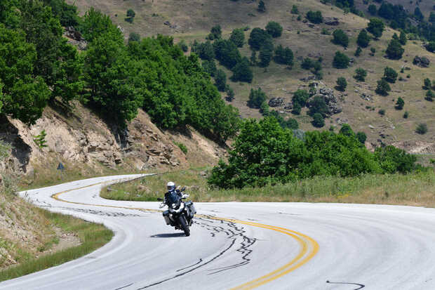 Kurvenreich erlebst du die Berge Griechenlands auf dieser Tour