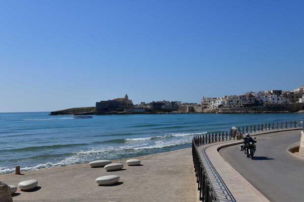 Küstenstraße mit Motorrad bei Vieste Itlien