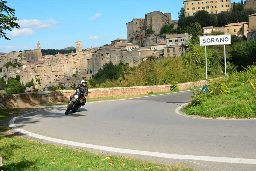 Kurven satt für Motorradspaß in der Toskana