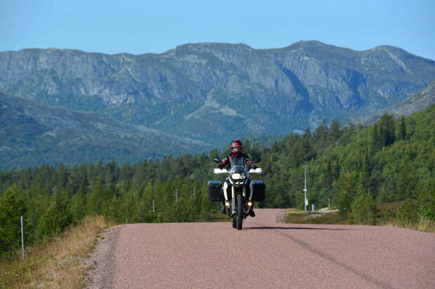 Ein Motorrad unterwegs in Schweden