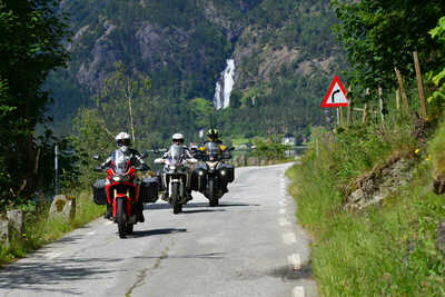 Drei Motorräder fahren in Fjordnorwegen