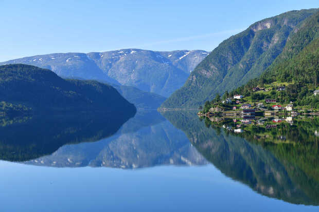 Das Fjordpanorama spiegelt sich im Wasser