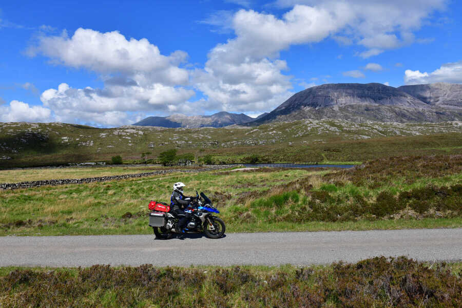 Weites Land: Motorradfahren in den nördlichen Highlands von Schottland
