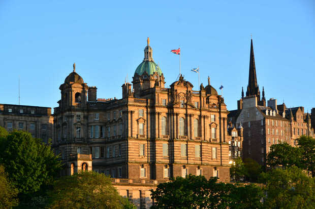 Fassaden der Altstadt von Edinburgh im Abendlicht