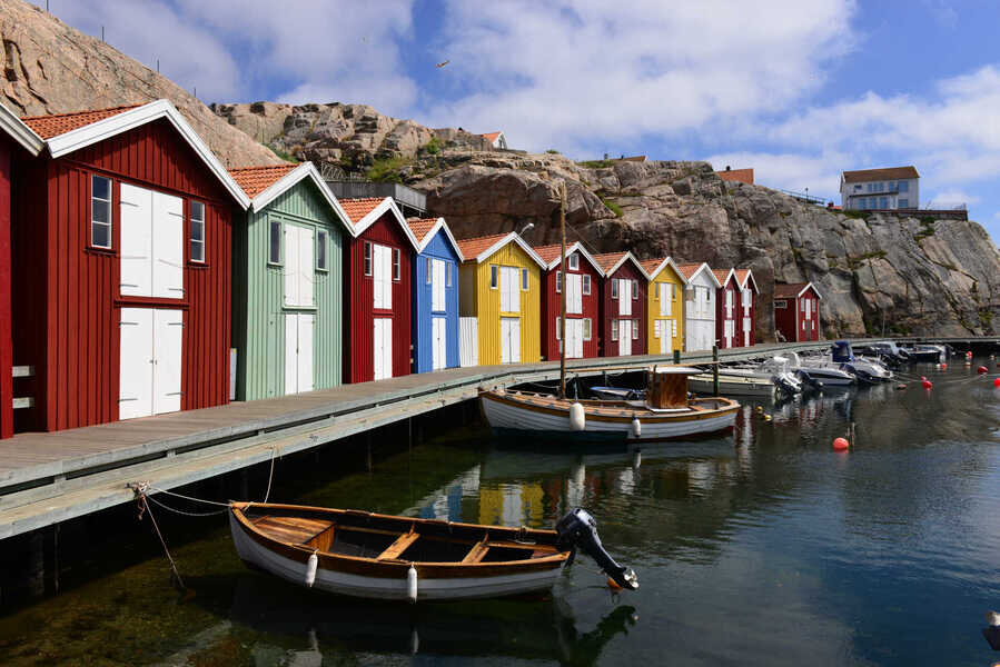 Bunte Fischerhäuser am Hafen von Smögen