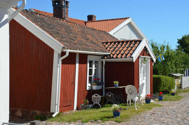 Ein rotes Holzhaus in Småland
