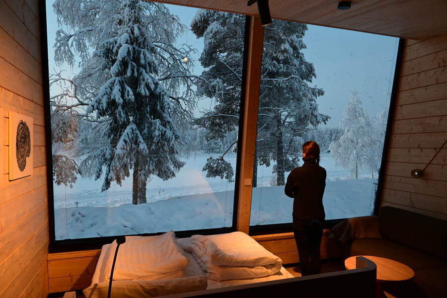 Ausblick aus dem Bett in den Winter Lapplands