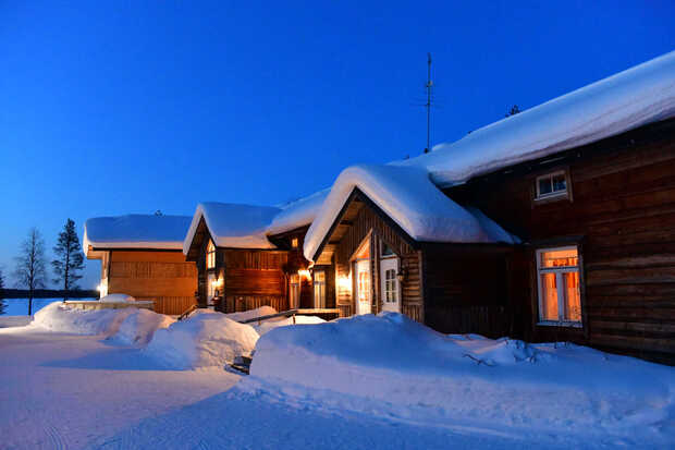Urige Lodge in Finnland im Winter