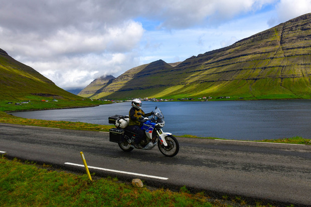 Abwechslungsreiche Motorradtouzr auf den Färöer-Inseln