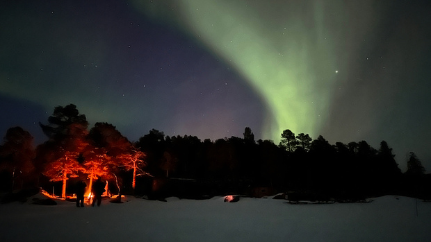 Lagerfeuer unterm Polarlicht im Aurora Camp