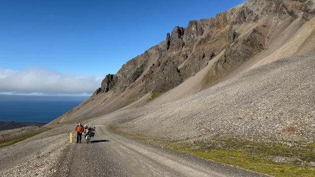 Auf Gravel mit dem Motorrad an der Ostküste Islands